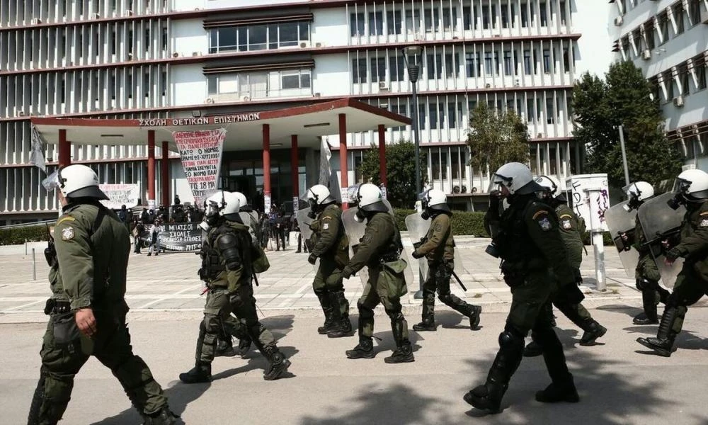 Θεσσαλονίκη: Επεισόδια με μολότοφ έξω από το ΑΠΘ (βίντεο)